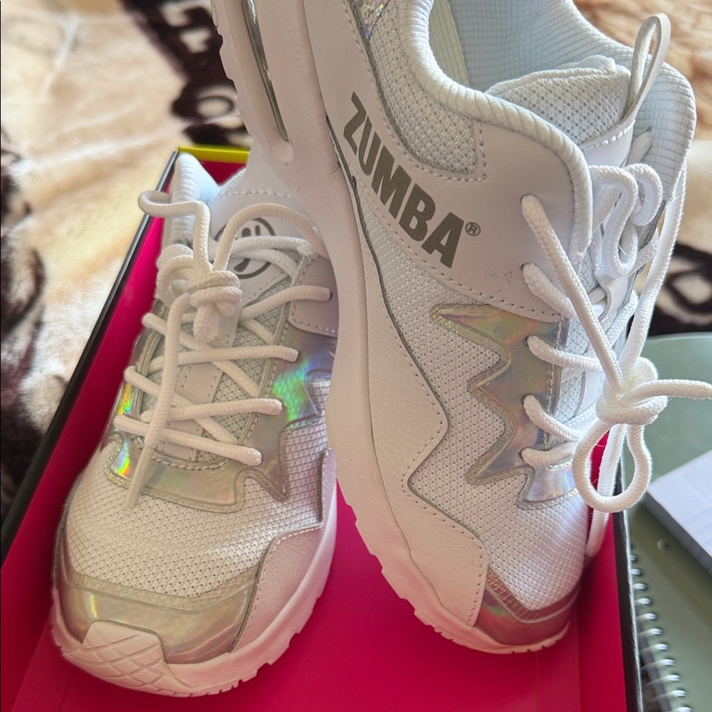 Zumba air lo white size 6 NWB  White with Iridescent Accents